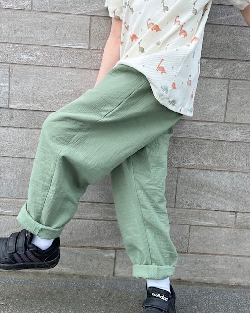 Leichte Sommerhose für Kinder aus Baumwolle in Eukalyptusgrün