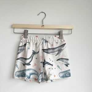 Kurze Hose / Shorts für Kinder in Off-White mit Walfisch-Motiv "Ozean"