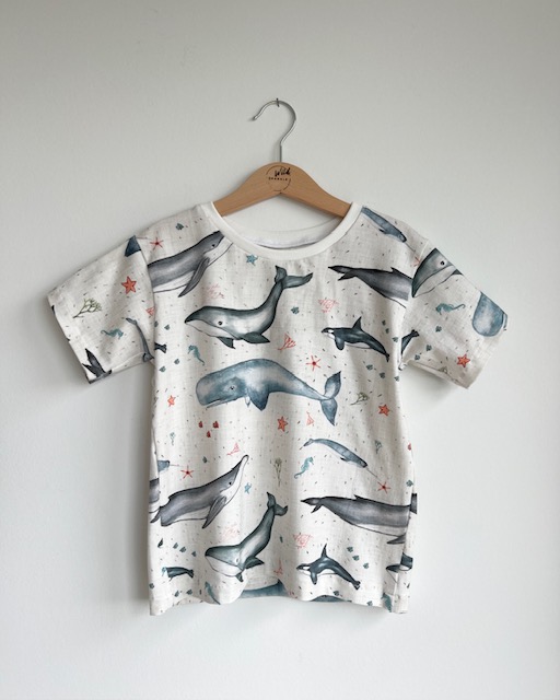 Kurzarm-Shirt für Kinder in Off-White mit Walfisch-Motiv "Ozean"