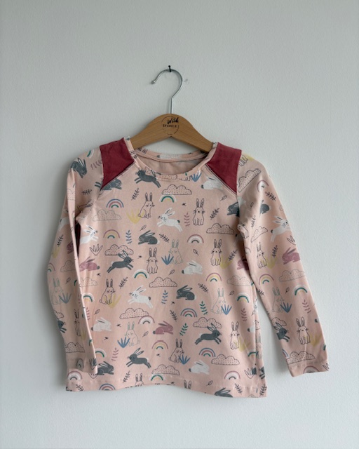 T-Shirt mit kleinen Hasen