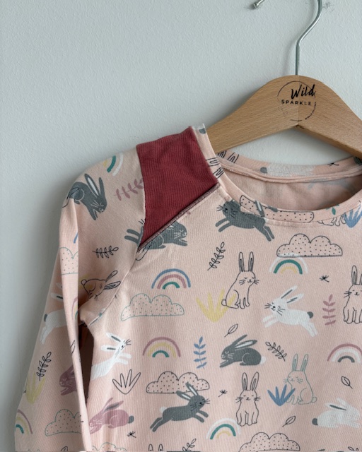 T-Shirt mit kleinen Hasen – Bild 2